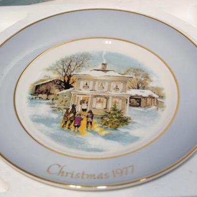 Vintage 1977 Avon Christmas Plate Series - Fifth Edition "Carolers In The Snow" Collectors Plate - Free Shipping