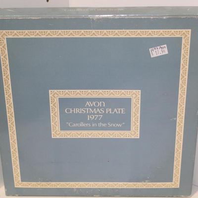 Vintage 1977 Avon Christmas Plate Series - Fifth Edition "Carolers In The Snow" Collectors Plate - Free Shipping