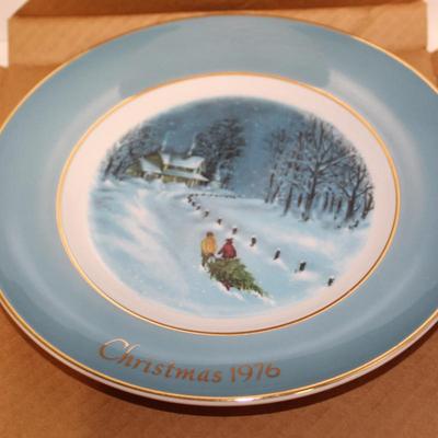 Avon Wedgewood Christmas Plate 1976 Bringing Home the Tree Vintage CL14-1
