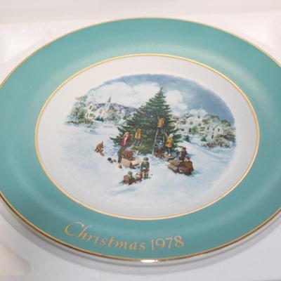 Christmas Collectible Plate. Snowy Christmas Tree Winter Scene. Vintage 1970s Wedgwood Holiday Decor.