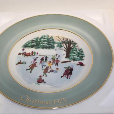  1975 Christmas Plate “Skaters On The Pond” Gold Rimmed Enoch Wedgwood Avon