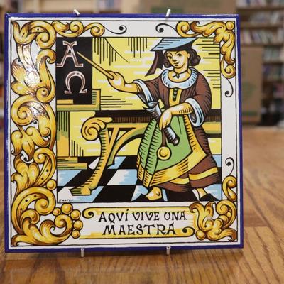 Aqvi vive una Maestra home décor plate