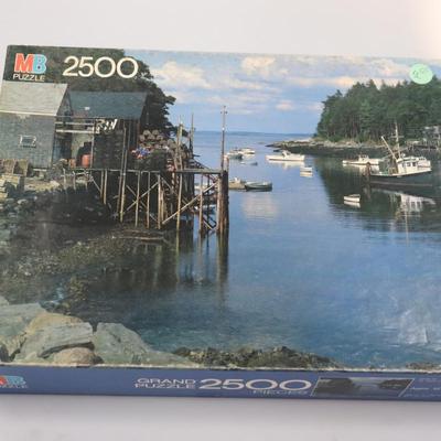 Lot of Santa puzzle, and Grand Puzzle 2500 pieces of lake