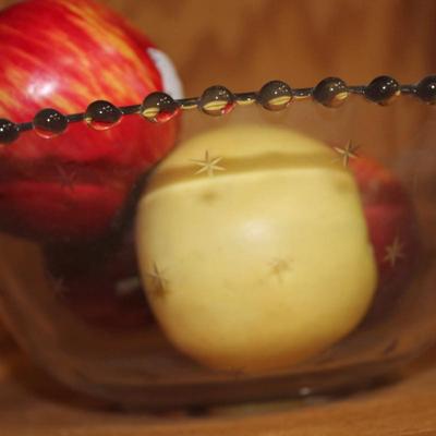 Clear bowl with bubbled rim (fruit included)