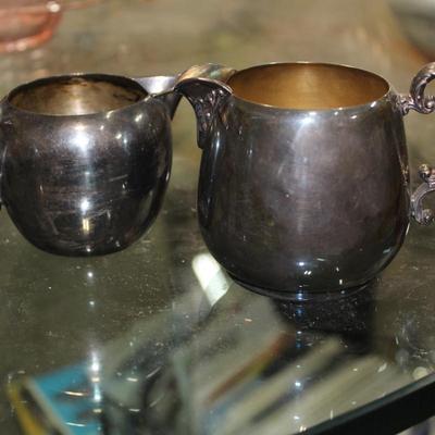 Sugar and cream containers with additonal sugar container with lid