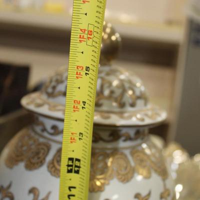 Large Chinese White and Gold Tapestry Porcelain Scalloped Vase
