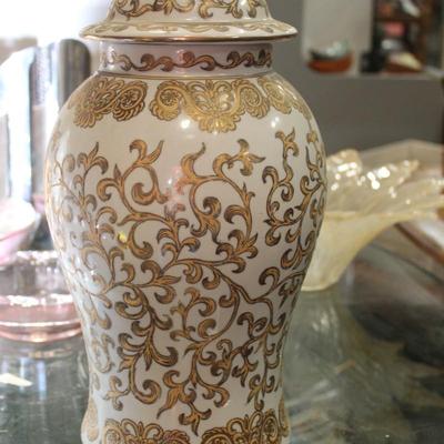 Large Chinese White and Gold Tapestry Porcelain Scalloped Vase