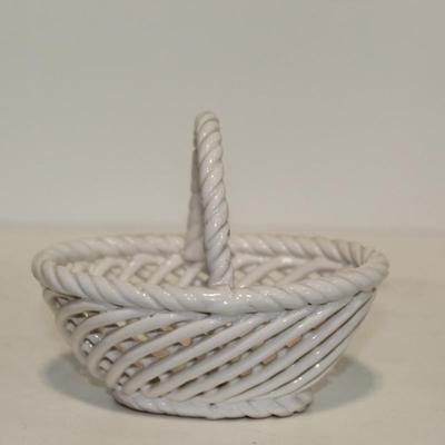 Small White porcelan basket