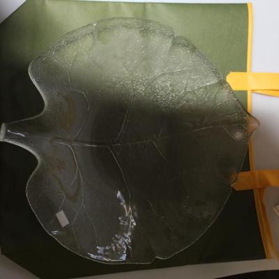 Milky leaf platter