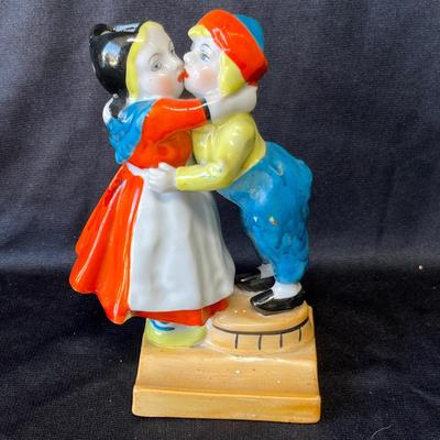 Lot 7 Japan Dutch Couple kissing