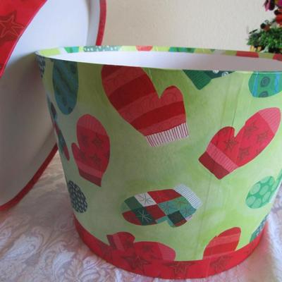 Mini decorated Christmas tree, gift box, ceramic decorative Christmas cander holder, tree topper bow