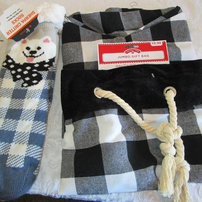 Jumbo gift bag; Sherpa Critter socks