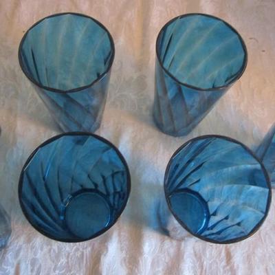 7 Teal plastic glasses