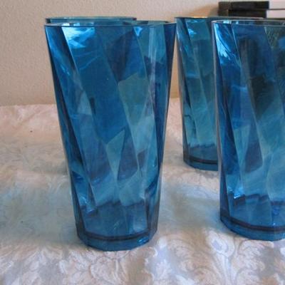 7 Teal plastic glasses