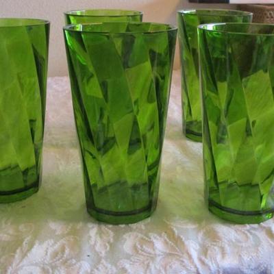 8 Green plastic glasses