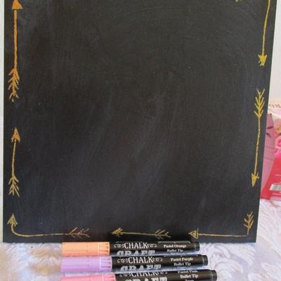 Standing decorative chalkboard & 4 chalk pencils