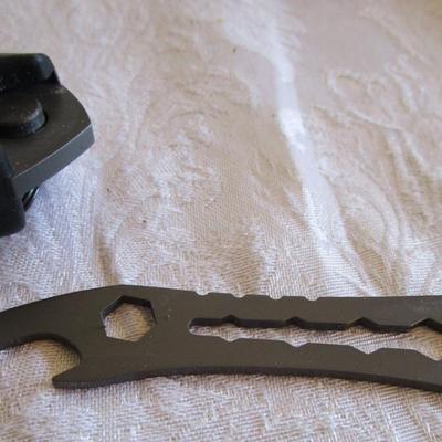 Schrade SCHF27 survival fixed-blade knife with sheath