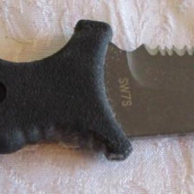 Smith & Wesson SW7S fixed-blade, serated, with sheath
