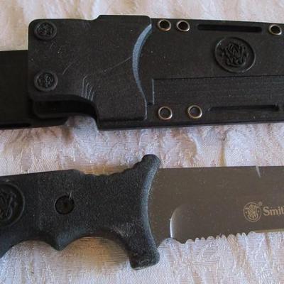 Smith & Wesson SW7S fixed-blade, serated, with sheath