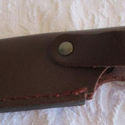 Mossy Oak fixed-blade knife with glass breaker on handle, with leather sheath