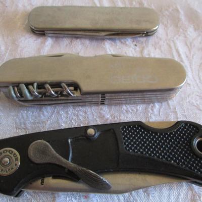 3 Pocket knives