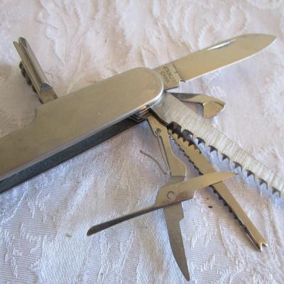 3 Pocket knives