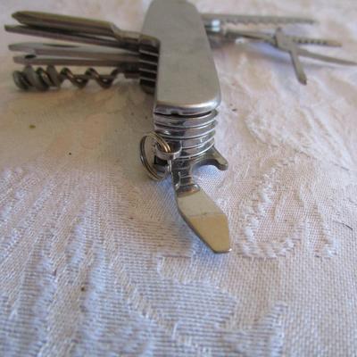 3 Pocket knives
