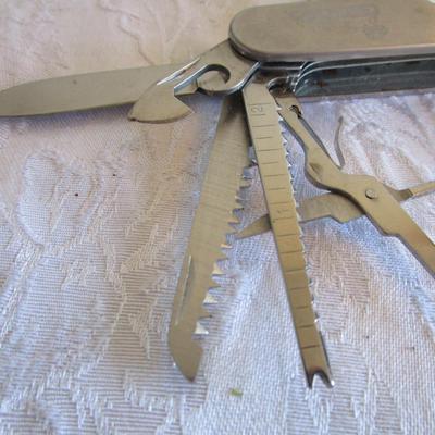 3 Pocket knives