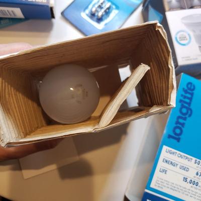 Variety of New Light Bulbs (L-KD)