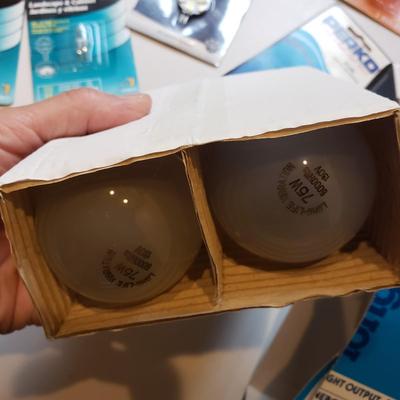 Variety of New Light Bulbs (L-KD)