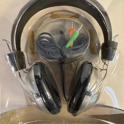 Lot 22. Headphones