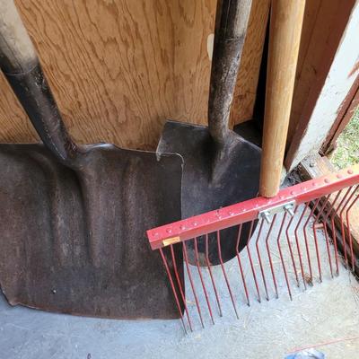 Thatching rake, spade and scoop shovel