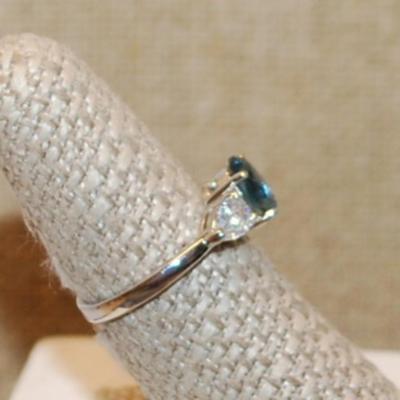 Size 7 Marked .925 Oval Aquamarine Stone with Pear Shaped Clear Side Accent Stones on a Silver Band (2.6g)