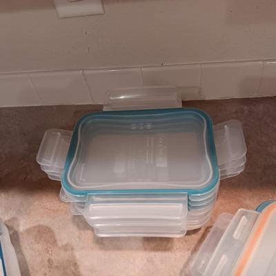 SNAPWARE PLASTIC FOOD STORAGE CONTAINERS