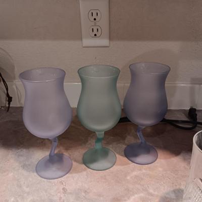 OSTER BLENDER, 7 CRYSTAL DRINKING GLASSES AND 3 STEMMED GLASSES