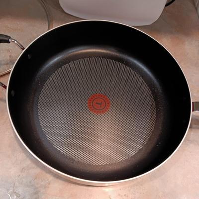 12" TEFLON SKILLET AND CHEFMATE SANDWICH MAKER