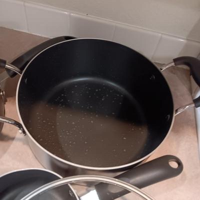 SET OF TEFLON COOKWARE