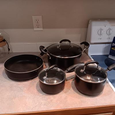 SET OF TEFLON COOKWARE