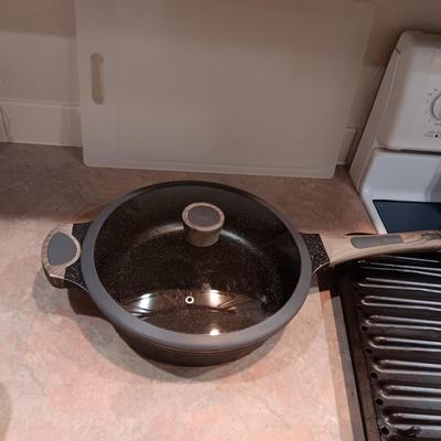 D & W SKILLET, CUTTING BOARD, BROILING PAN AND CORNING WARE