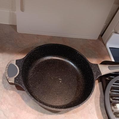 D & W SKILLET, CUTTING BOARD, BROILING PAN AND CORNING WARE