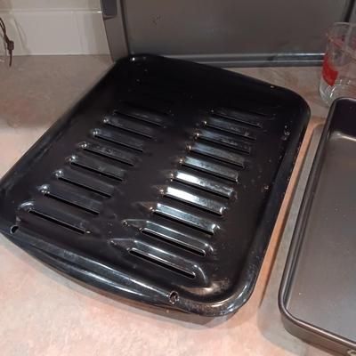 COOKIE SHEET, LASAGNA PAN AND BROILING PAN