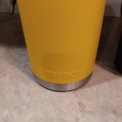 GLASS BEVERAGE CONTAINER W/SPIGOT AND TRAVEL CUPS