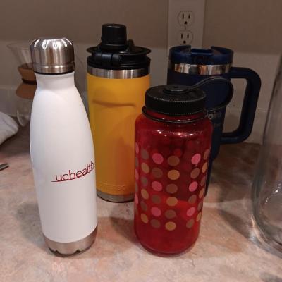 GLASS BEVERAGE CONTAINER W/SPIGOT AND TRAVEL CUPS