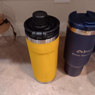 GLASS BEVERAGE CONTAINER W/SPIGOT AND TRAVEL CUPS
