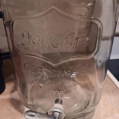 GLASS BEVERAGE CONTAINER W/SPIGOT AND TRAVEL CUPS
