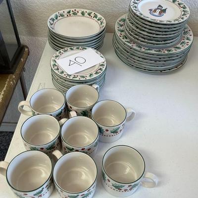 40 Piece Majestic Ware Dining Piece Set