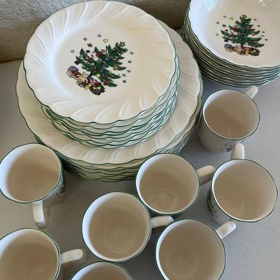 32 Piece Happy Holidays Christmas Tree Dining Set