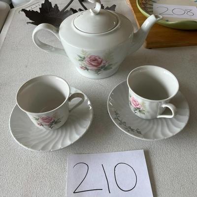 Tea Pot W/2 Tea Cups & 2 Saucers