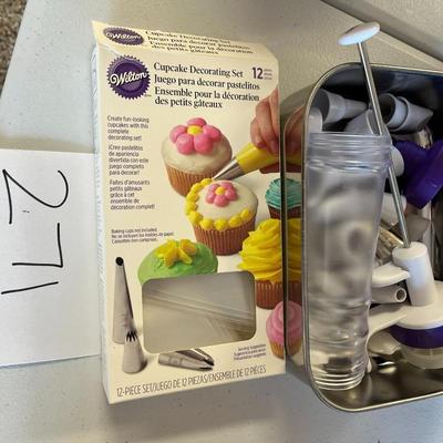 Wilton Cupcake Decorating Set W/Pan