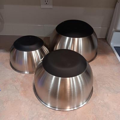 3 NESTING STAINLESS STEEL BOWLS W/RUBBER BOTTOMS AND MEASUREMENTS INSIDE THE BOWLS